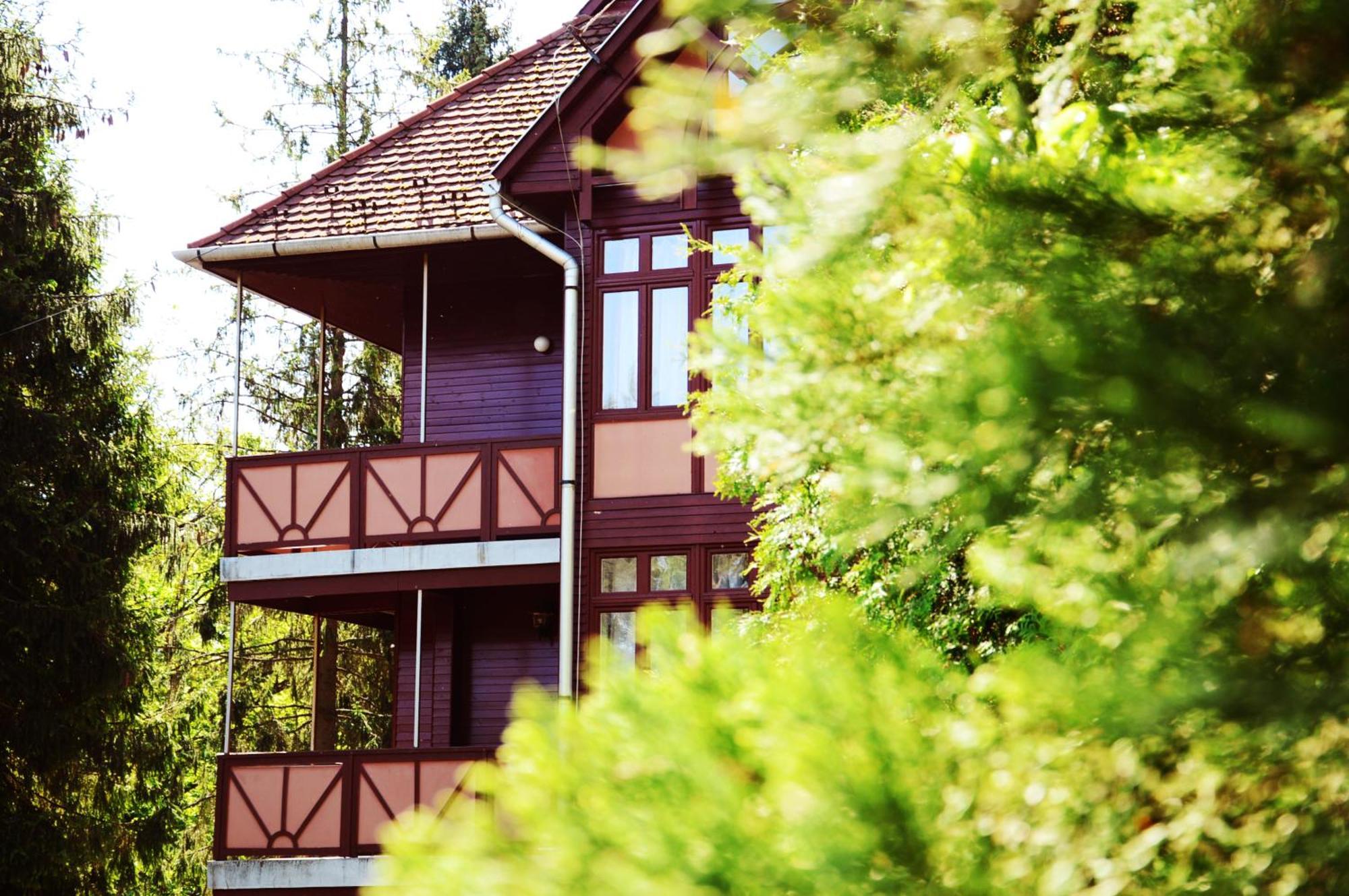 Ezuestfenyo Hotel Telkibánya Exterior photo